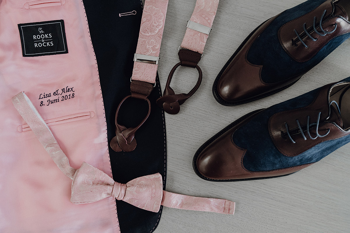 Hochzeitsanzug Bräutigam von Rooks & Rocks mit rosa Innenfutter, Fliege und Hosenträgern