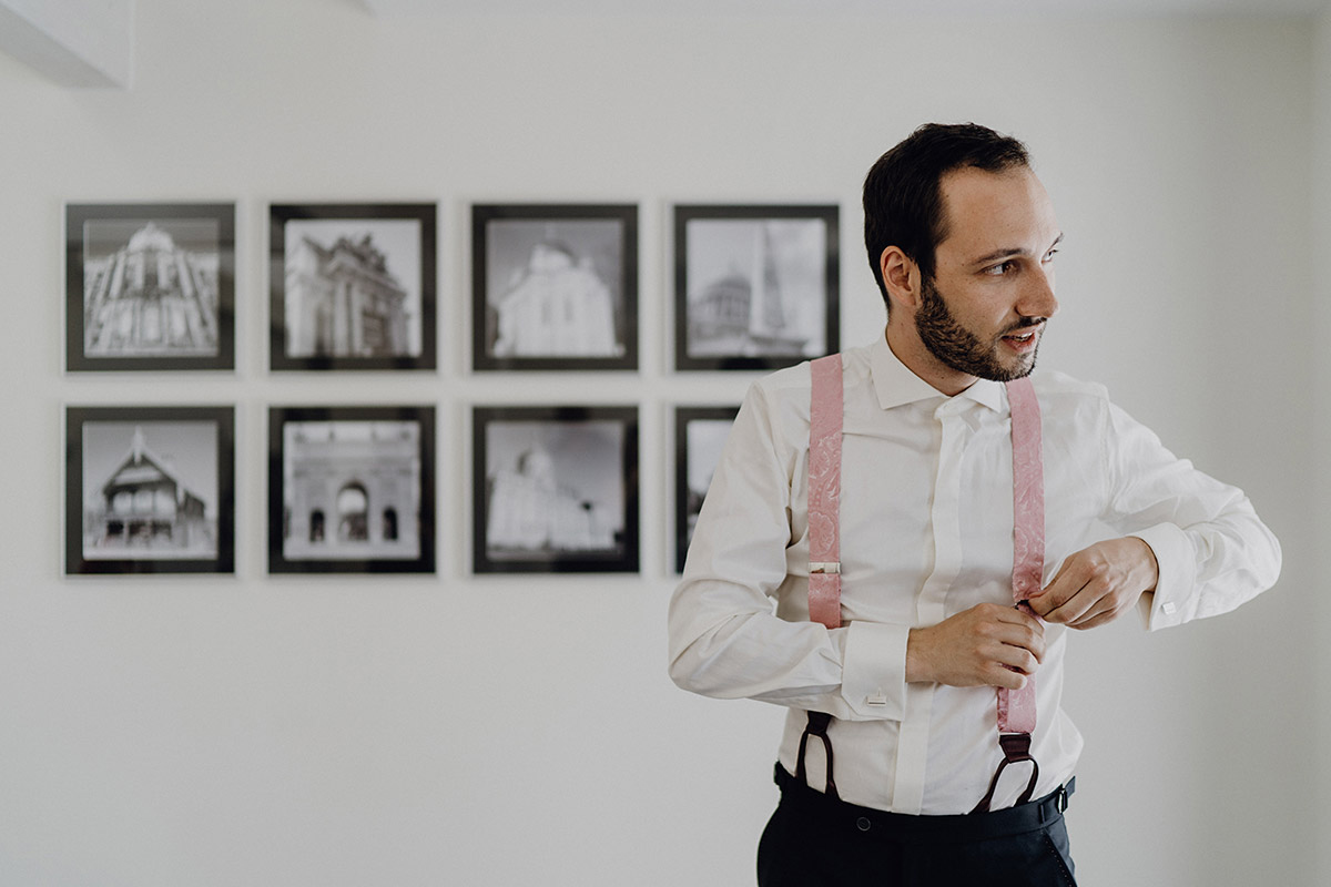 Getting Ready Bräutigam: Letzte Handgriffe vor der Trauung