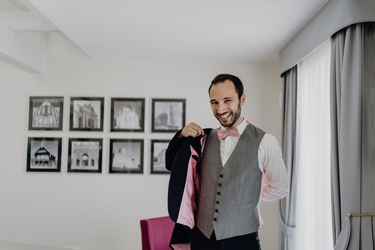 Ankleiden Bräutigam zur Hochzeit im Hotel Brandenburger Tor Potsdam