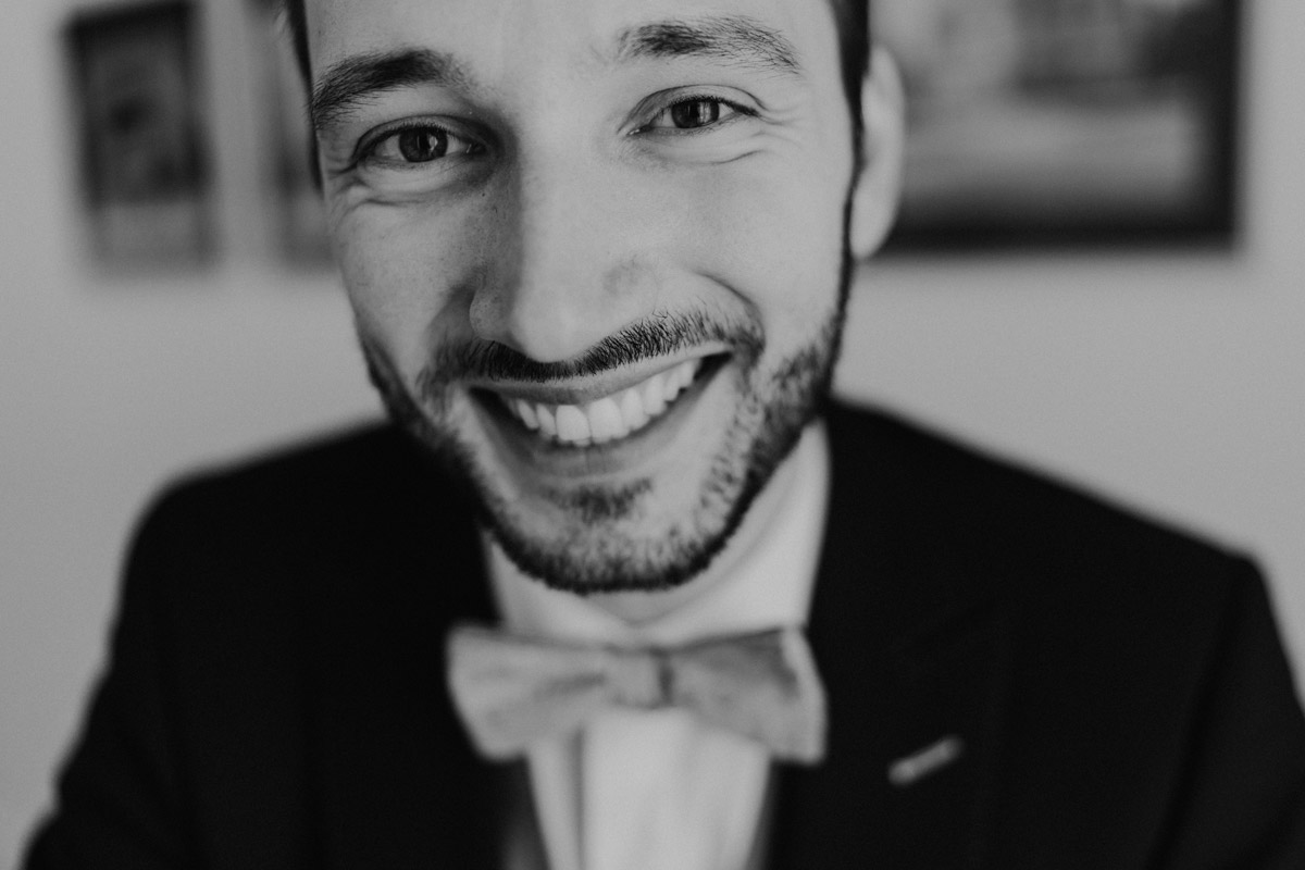 Bräutigam lacht entspannt in die Kamera der Hochzeitsfotografin Potsdam