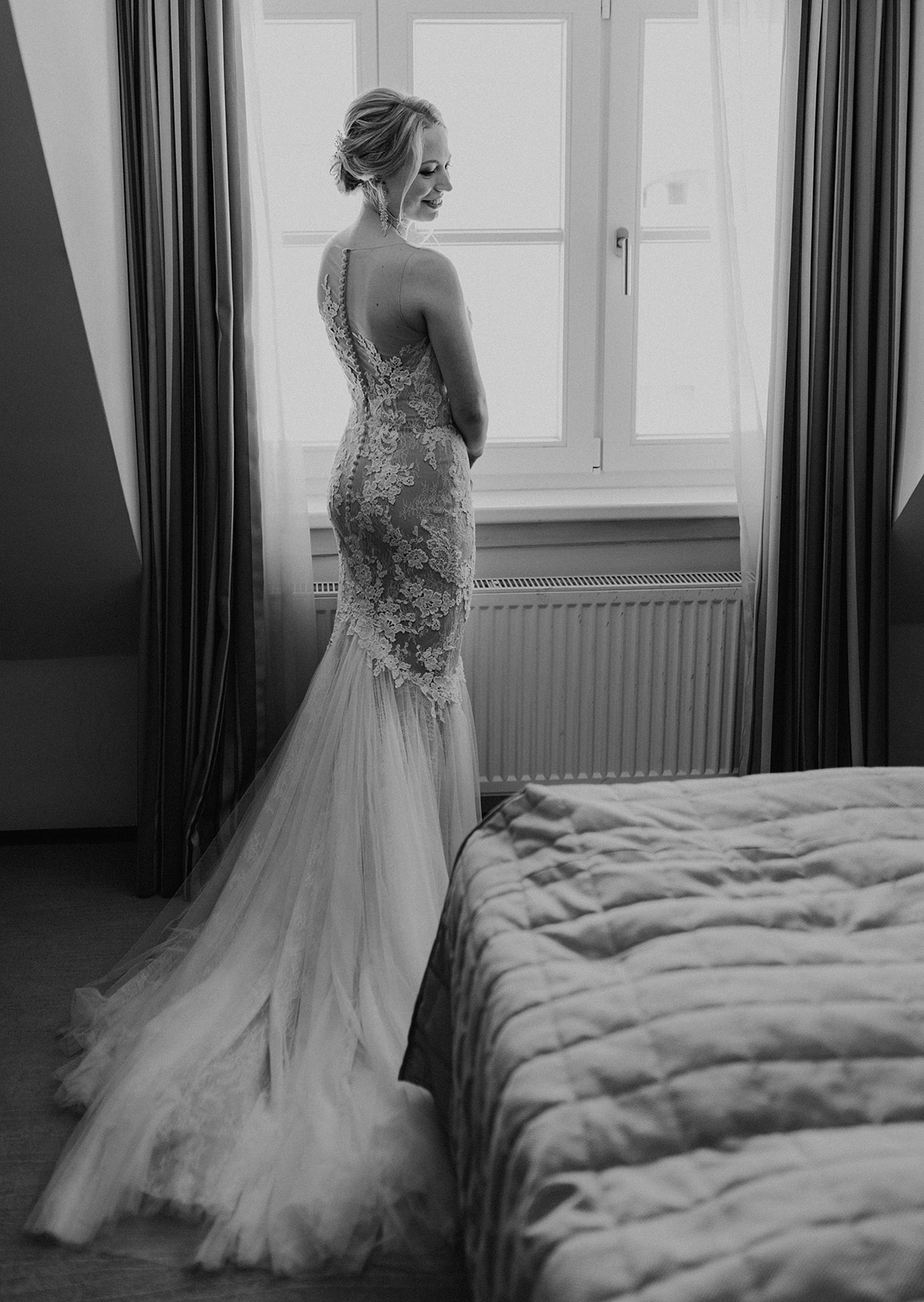 Braut steht im Pronovias Fishtail Brautkleid am Fenster vom Hotel Brandenburger Tor Potsdam