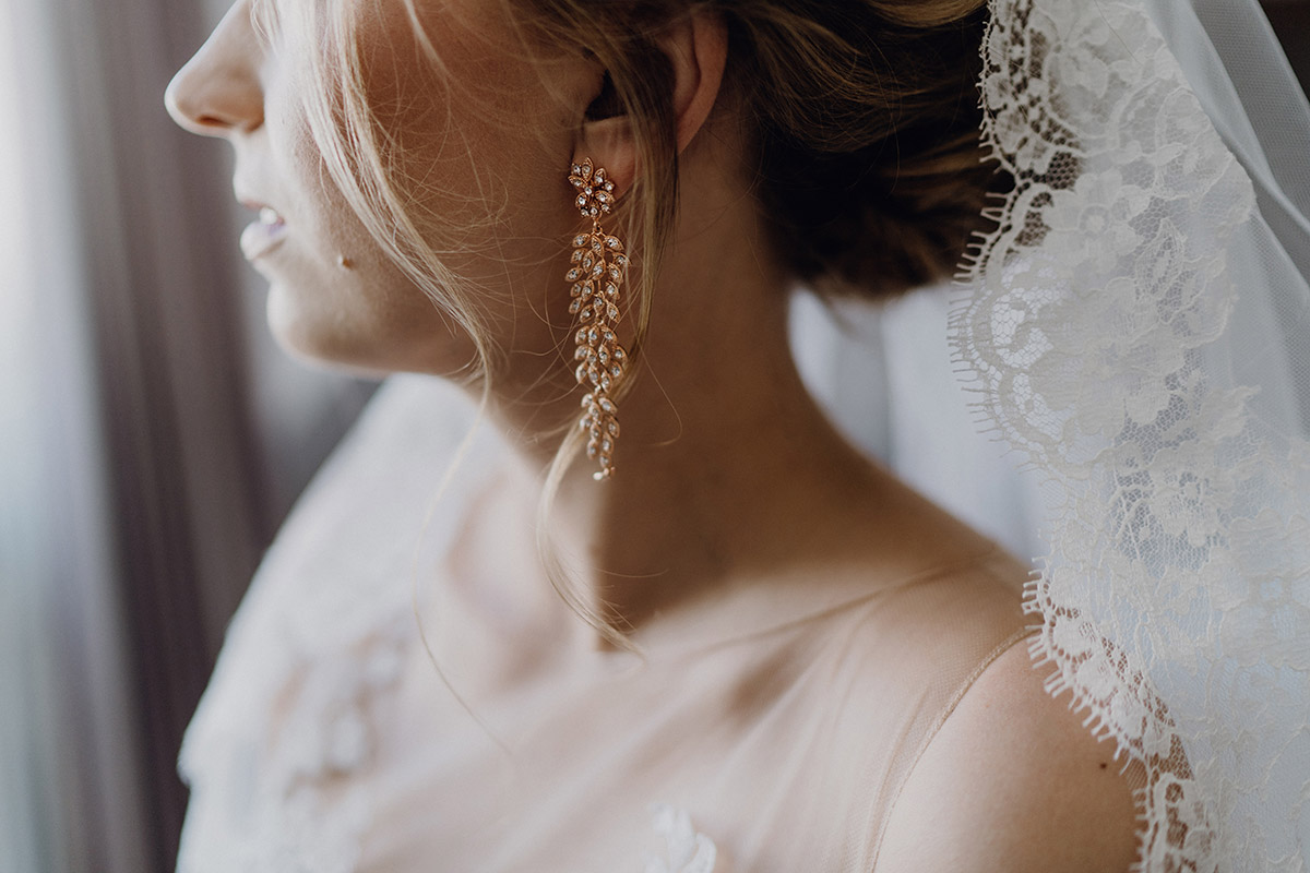 Detailaufnahme: Braut-Ohrringe in Kombination mit zartem Schleier
