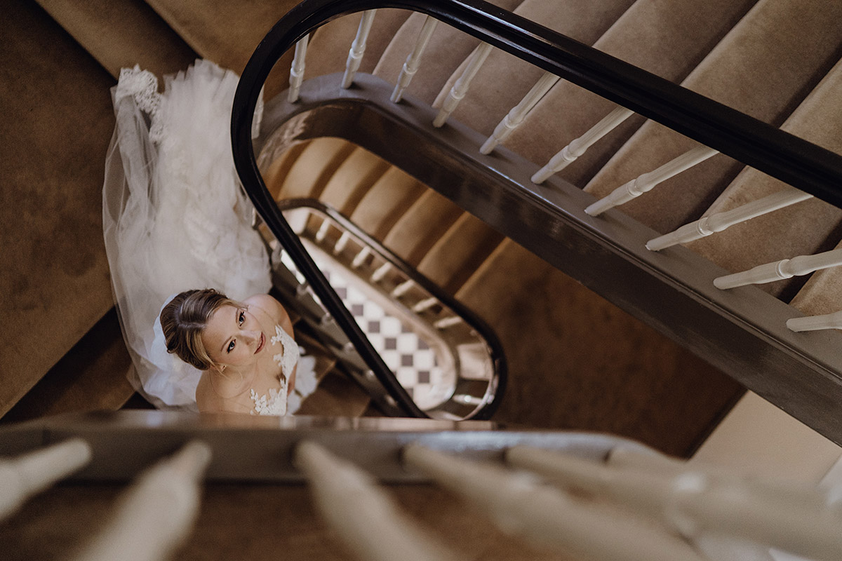 Editorial Look: Hochzeitsfotografin Potsdam inszeniert Braut künstlerisch im Treppenhaus