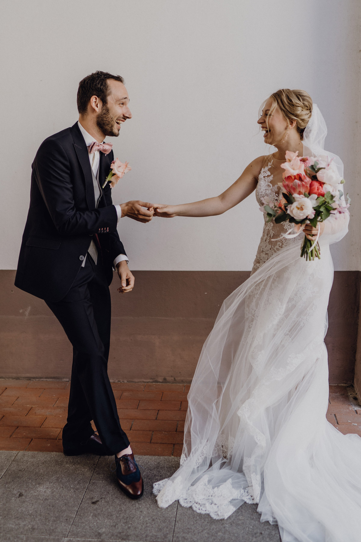 Accessoires Bräutigam: Rosa Socken passend zum Boho-Farbkonzept