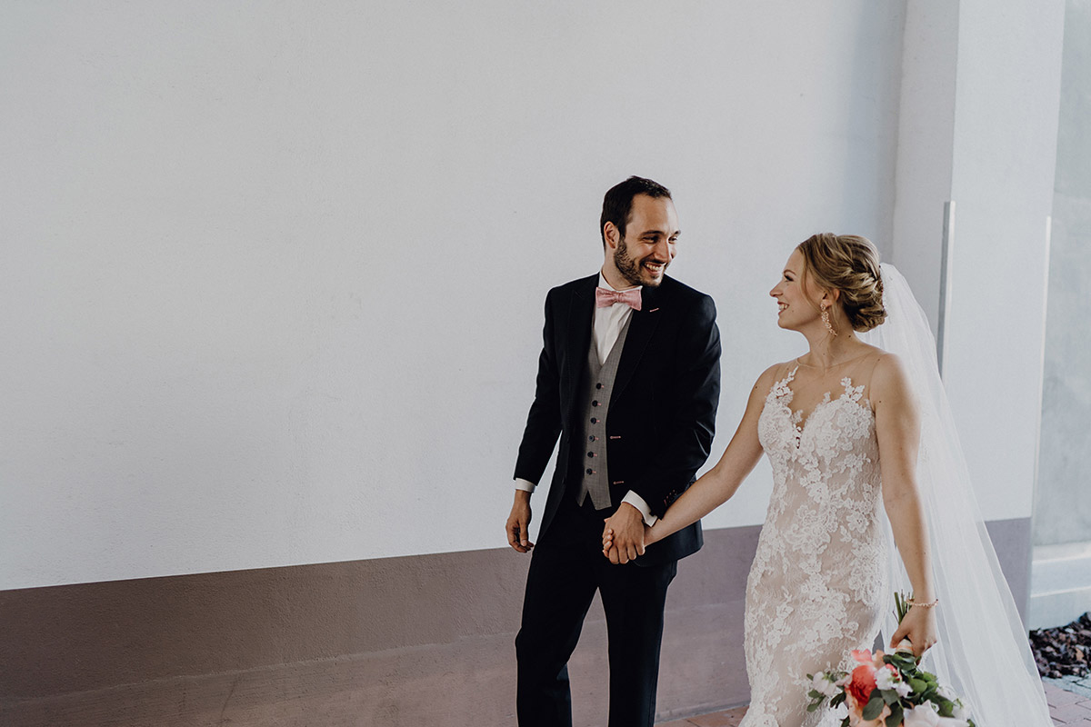 Hochzeitspaar läuft glücklich Hand in Hand durch Potsdam