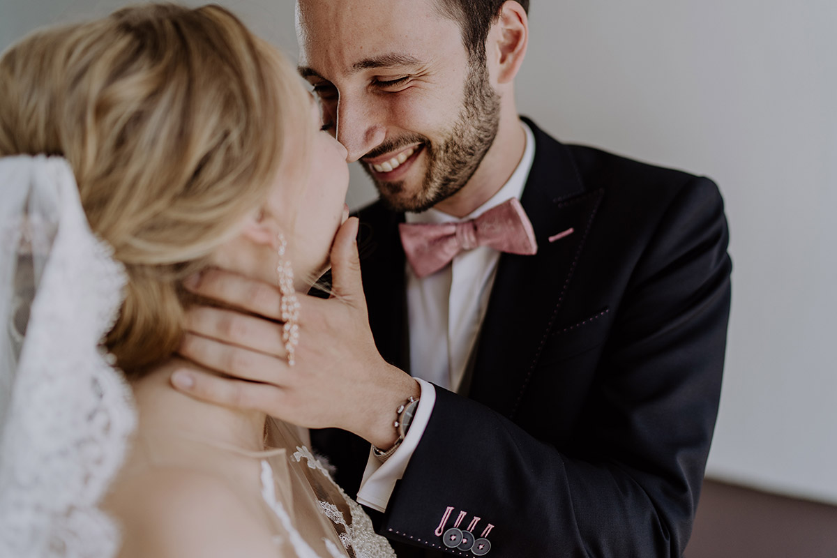 Verliebtes Paarshooting: Bräutigam lächelt Braut an