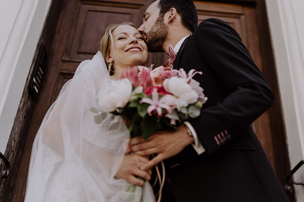 Modernes Brautpaarfoto dynamisch aus der Froschperspektive fotografiert