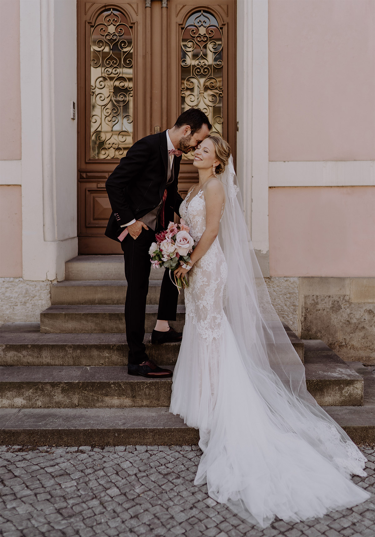 Fotoshooting elegante Boho Hochzeit in Potsdam und Berlin: Hausfassaden als ruhiger Hintergrund
