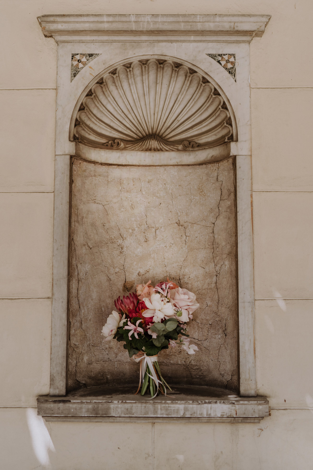 Detailaufnahme: Brautstrauß in Rosa und Weiß mit Pfingstrosen und Protea von Marsano Berlin