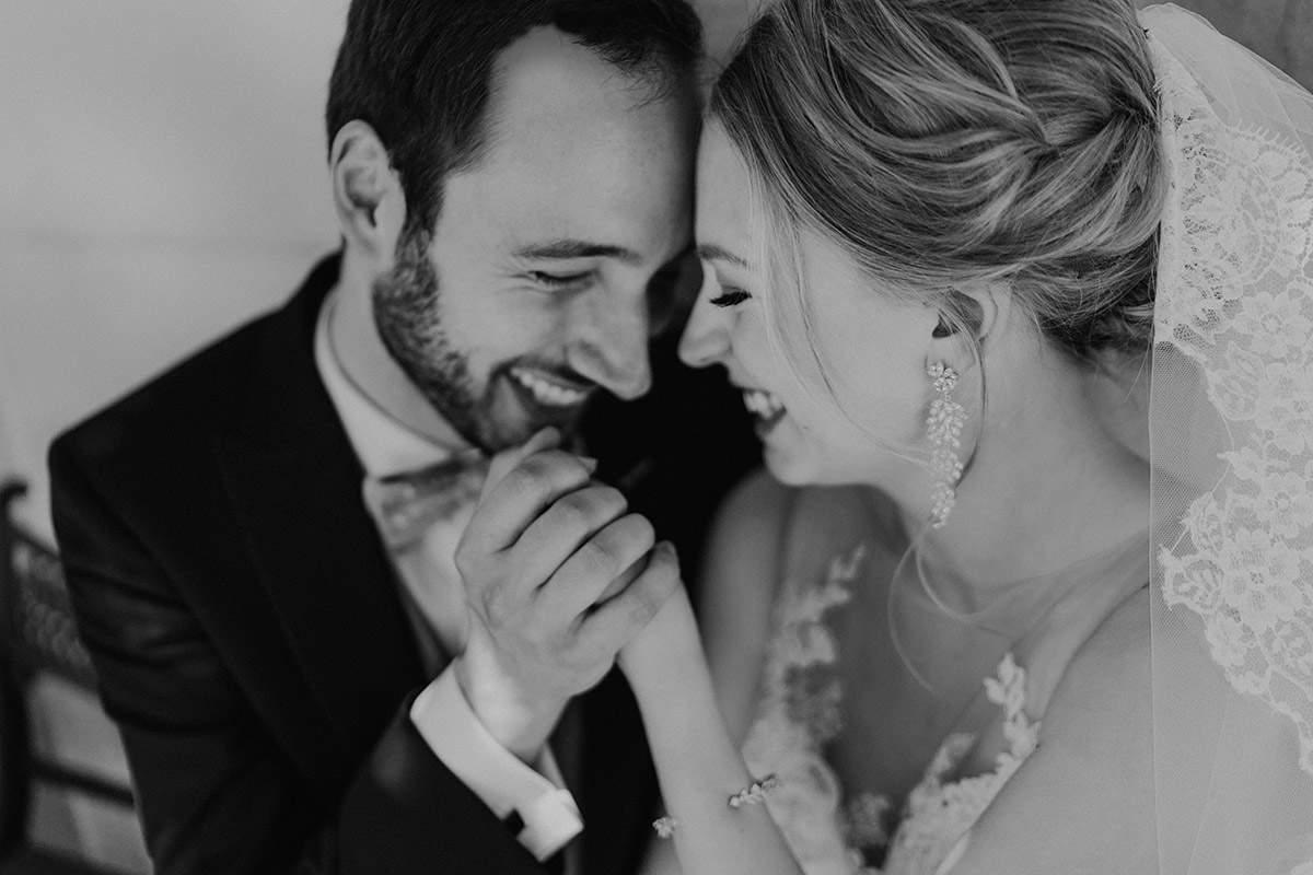 Emotionales Brautpaarfoto: Paar hält Köpfe aneinander und genießt den Moment