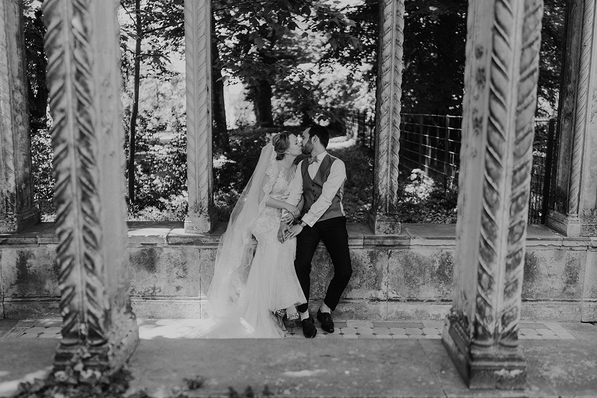 Schloss Glienicke Hochzeit in Potsdam: Sich küssendes Brautpaar in Schwarz-Weiß