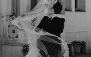 Hochzeit Gästehaus Blumenfisch (Villa) & Schloss Glienicke: Bräutigam hebt Braut an – authentische Hochzeitsreportage Berlin Potsdam