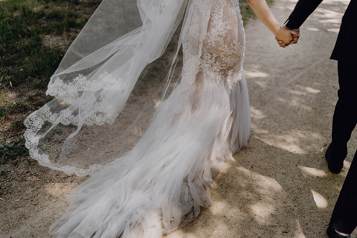 Modernes Hochzeitsfoto: Brautkleid-Schleppe kunstvoll in Szene gesetzt