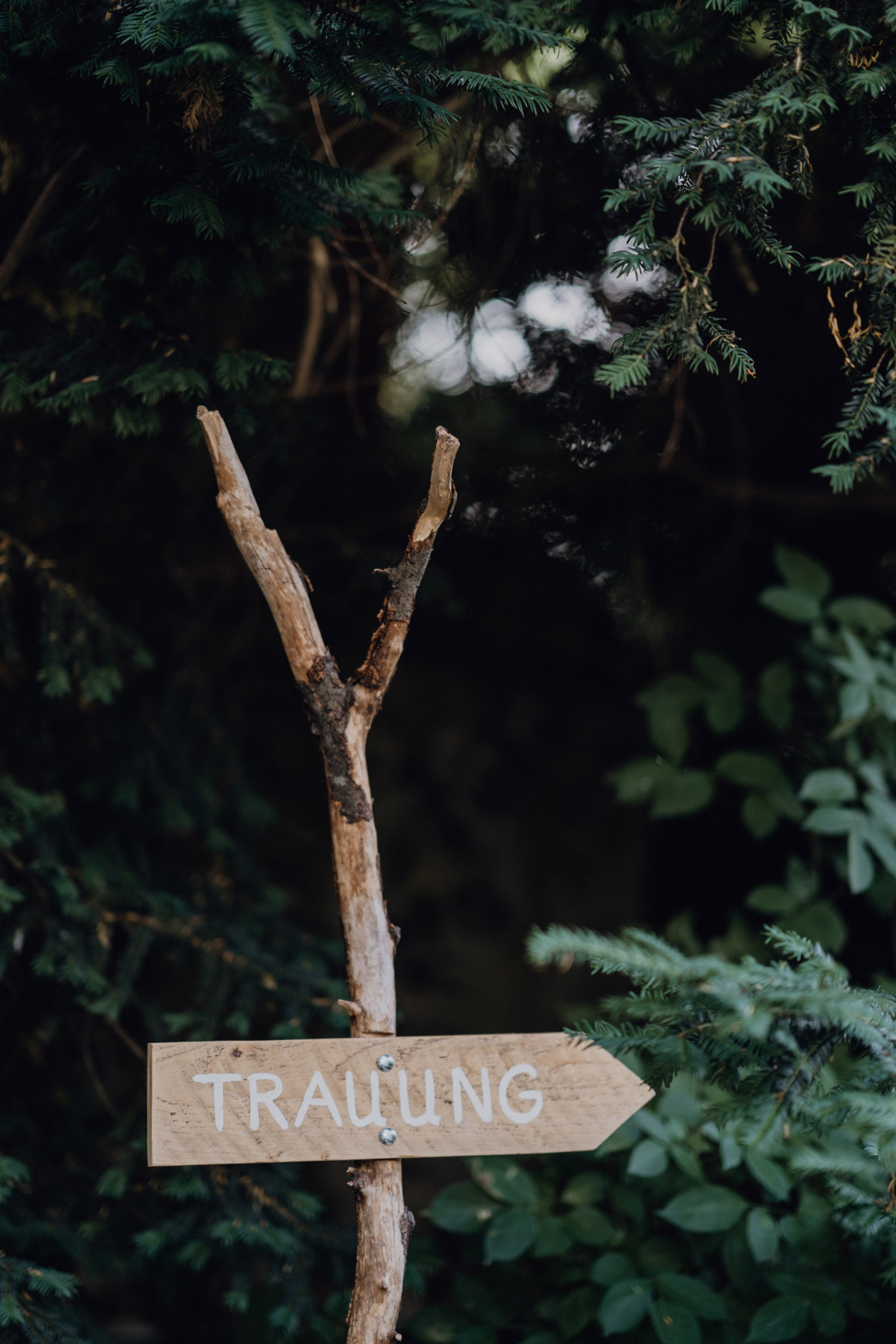 Schild und Wegweiser zur freien Trauung im Gästehaus Blumenfisch Berlin