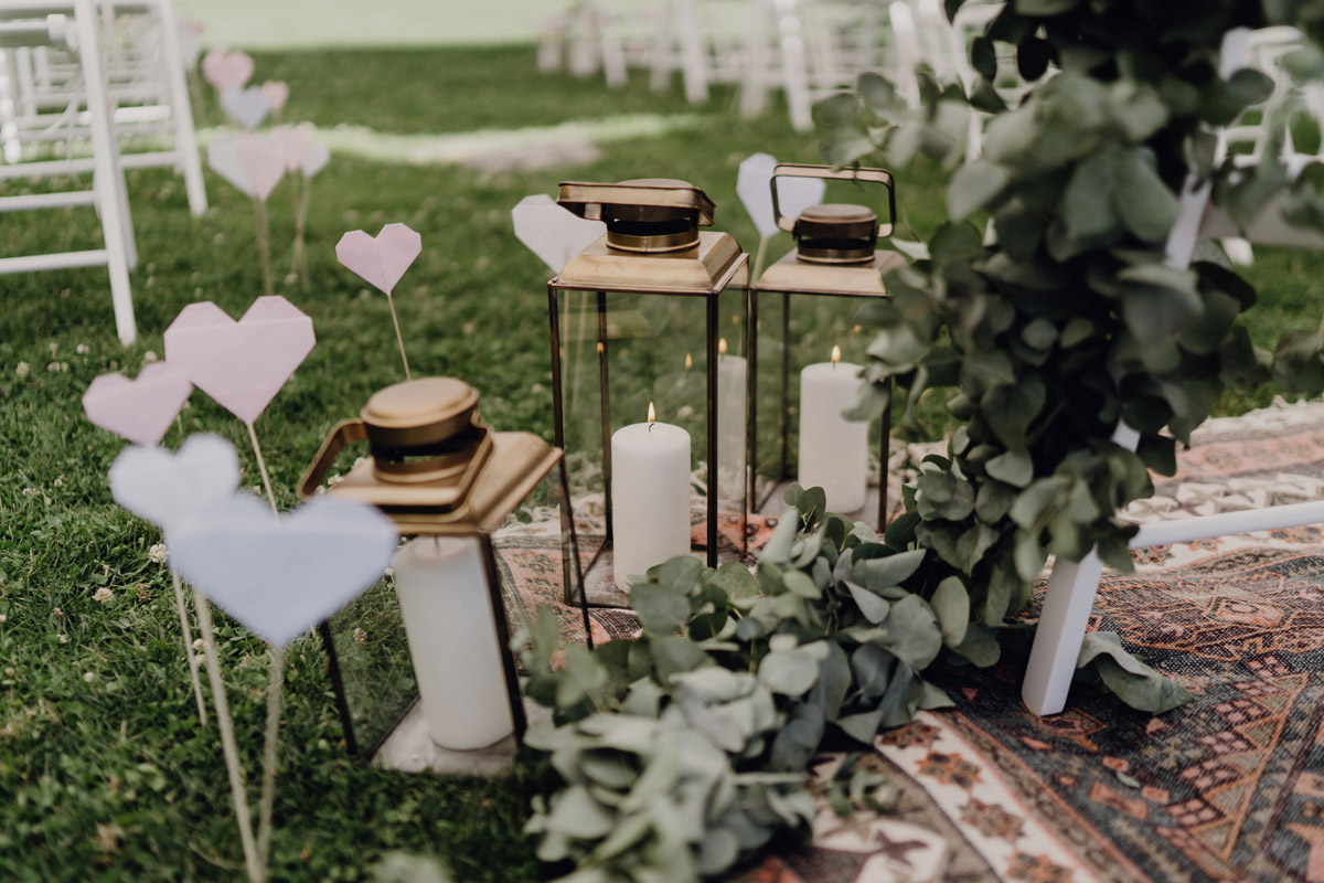 Deko-Detail: Windlichter und Origami-Herzen für die Trauung im Freien bei Boho-Hochzeit Berlin