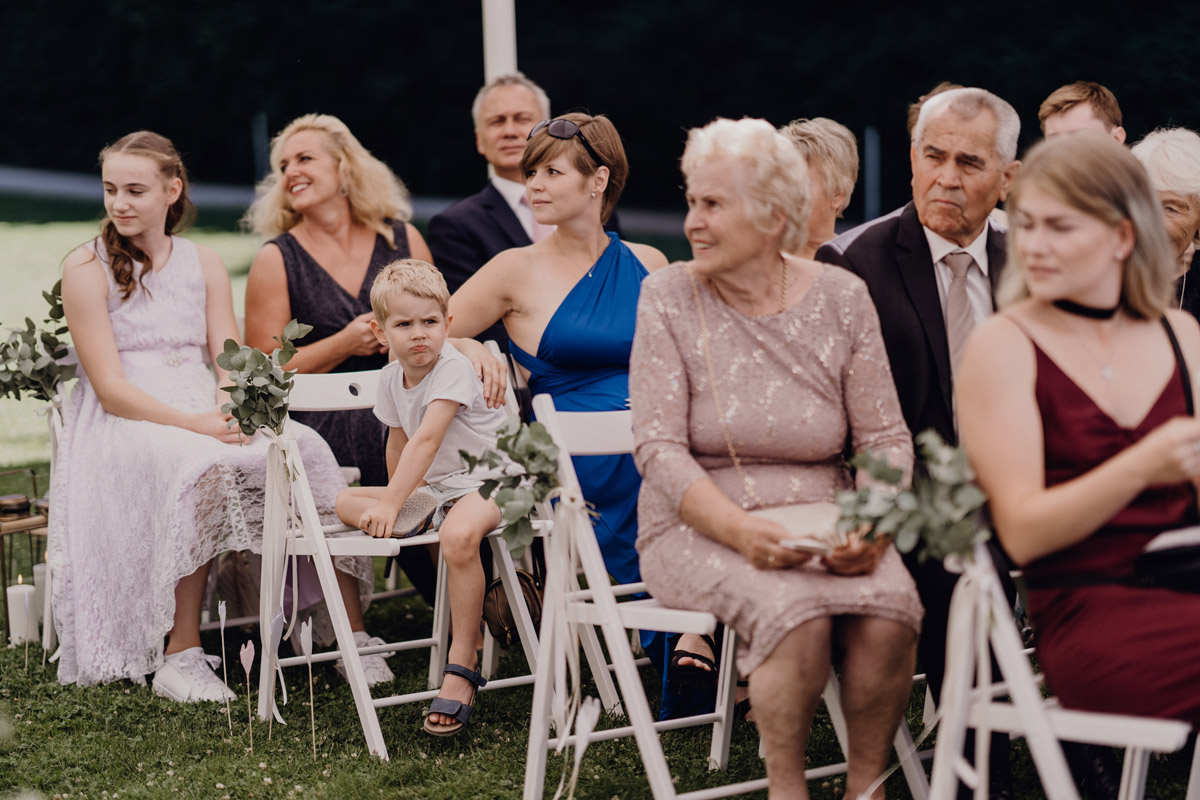Gäste warten gespannt auf die freie Trauung am See des Gästehauses Blumenfisch