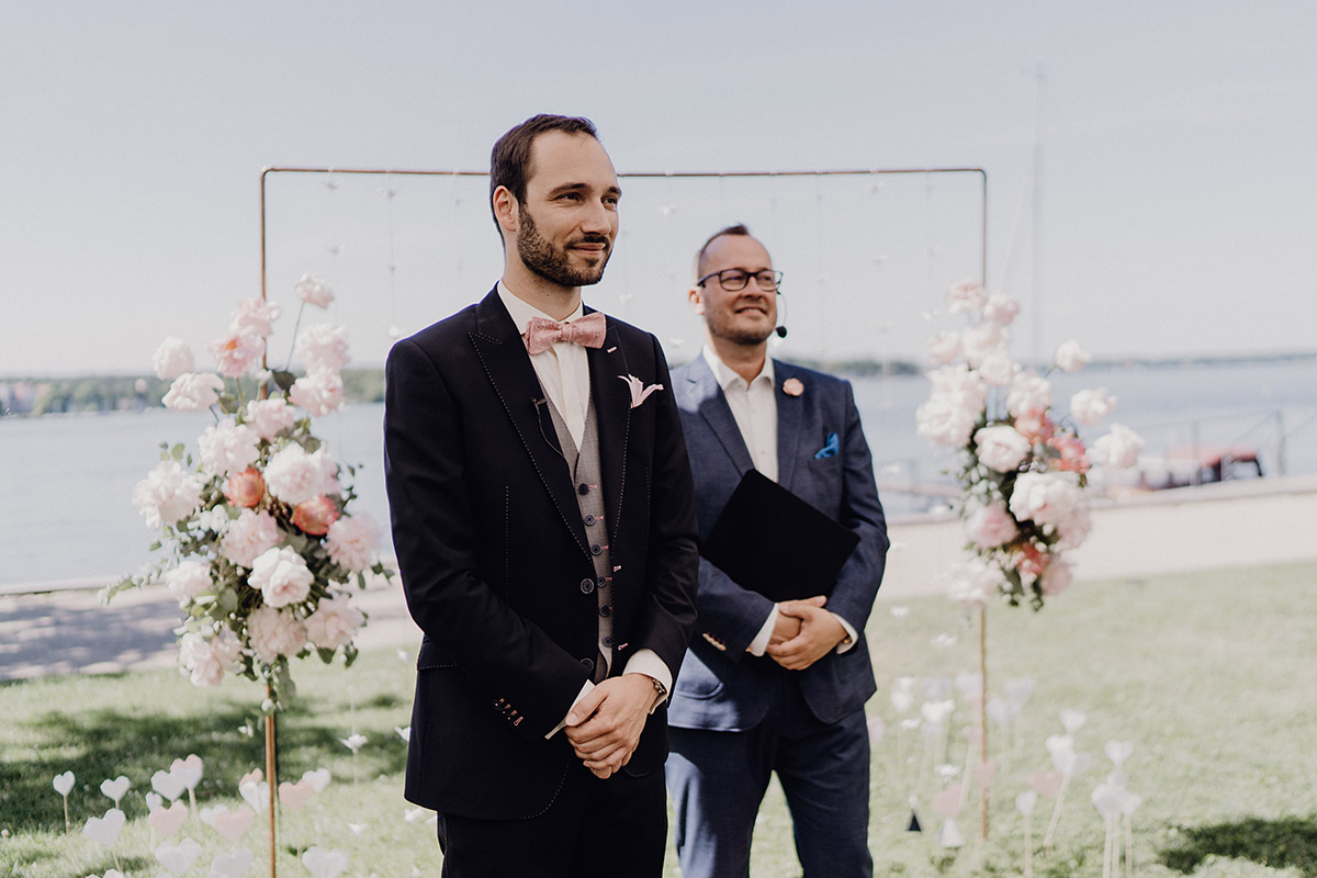 Wartender Bräutigam und Trauredner Marco Fuß bei freier Trauung am See der Villa Blumenfisch Berlin