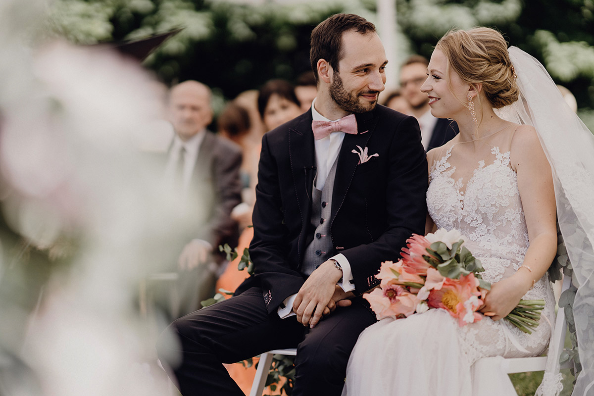 Hochzeitspaar strahlt sich während der Zeremonie glücklich an
