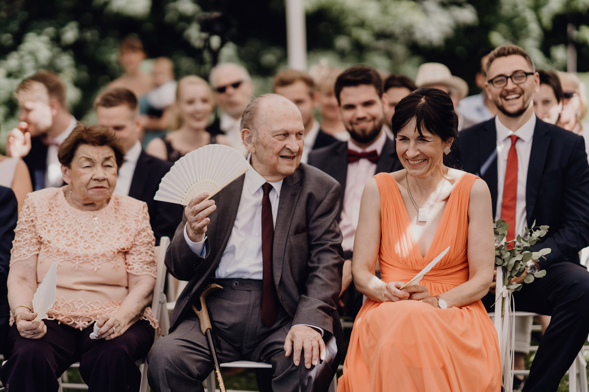Blick in die Hochzeitsgesellschaft bei der Trauung am Wannsee