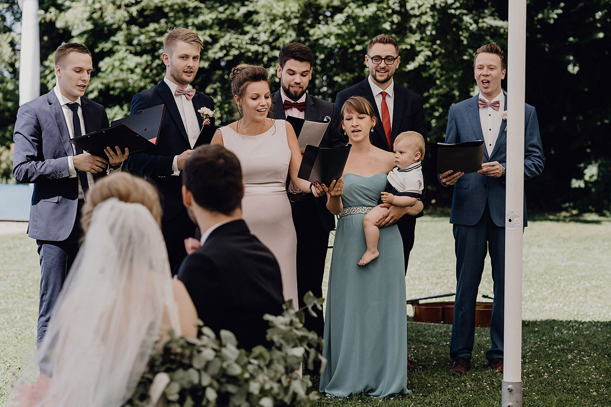 Singende Hochzeitsgäste im Festsaal der Villa Blumenfisch – emotionaler O-Ton Moment für den Hochzeitsvideograf Berlin