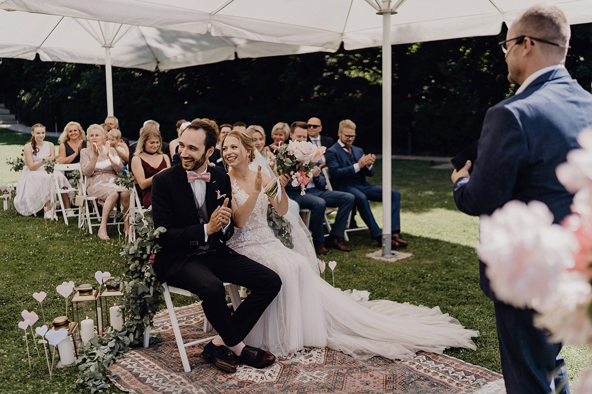 Heiraten im Boho-Stil auf der Wiese des Blumenfisch Berlin mit Trauredner Marco Fuß