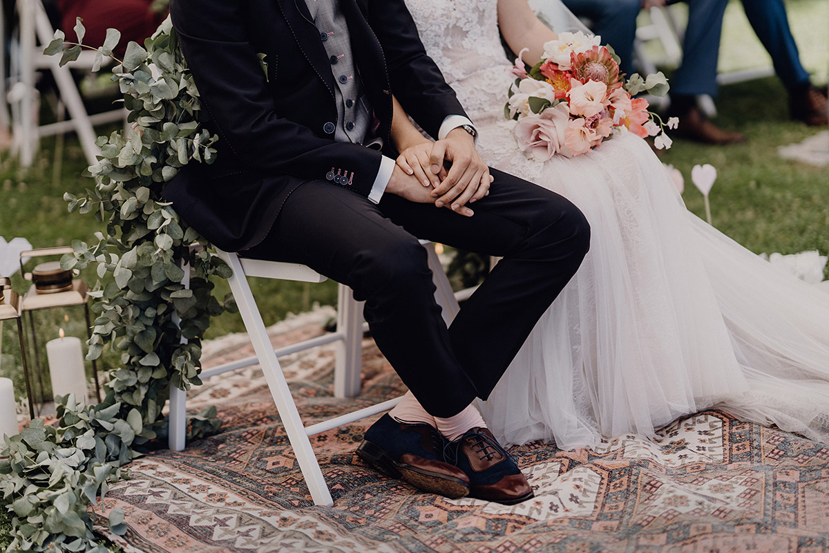 Künstlerische Detailaufnahme vom Brautpaar bei der Boho Trauung in Berlin