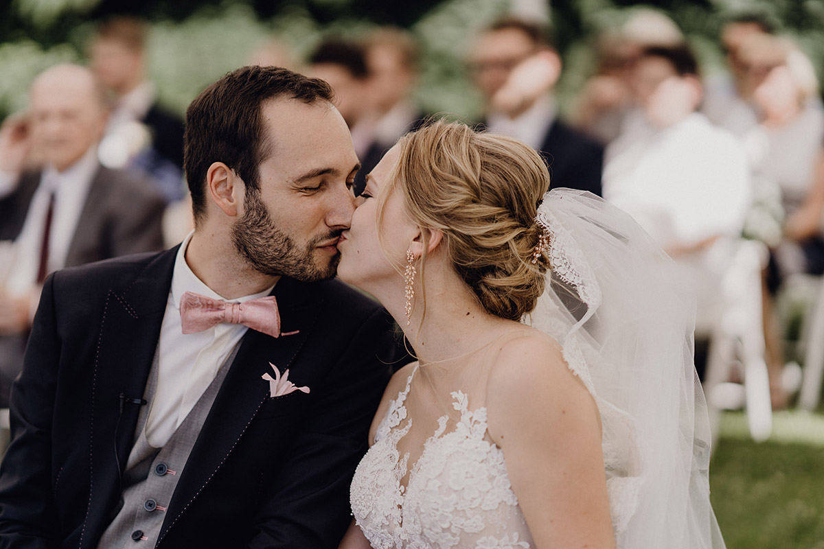 Freie Trauung am Wasser in Berlin: Hochzeitspaar besiegelt das Ja-Wort mit einem Kuss