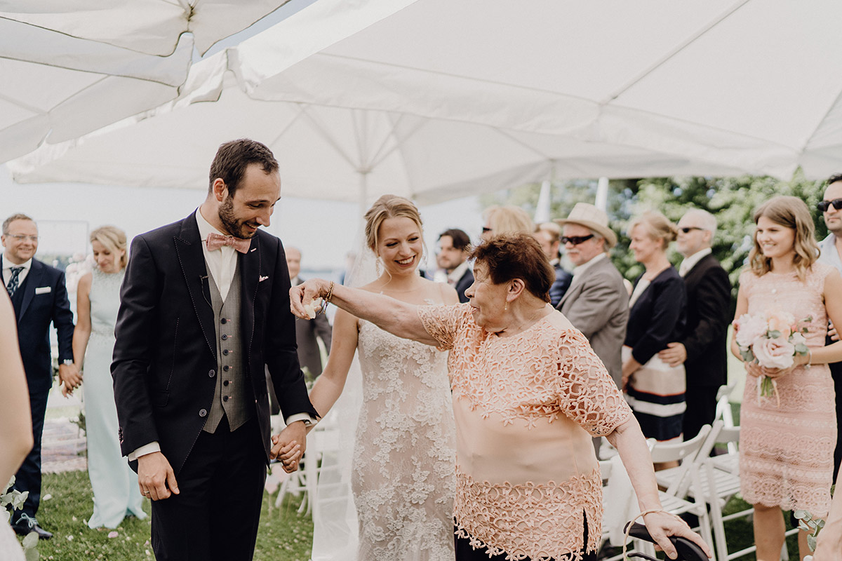 Emotionale Hochzeitsreportage: Großmutter streut Blumen bei freier Trauung in der Villa Blumenfisch