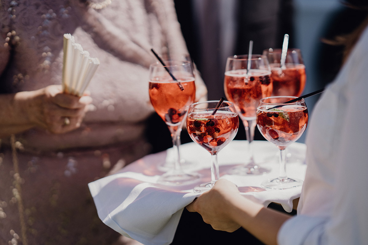Entspannter Sektempfang zur Hochzeit im Gästehaus Blumenfisch