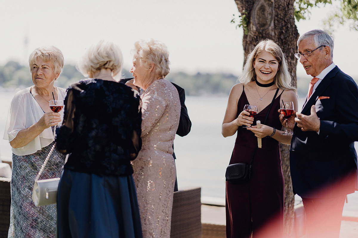 Empfang der Gäste mit Sekt direkt am Wannsee im Blumenfisch