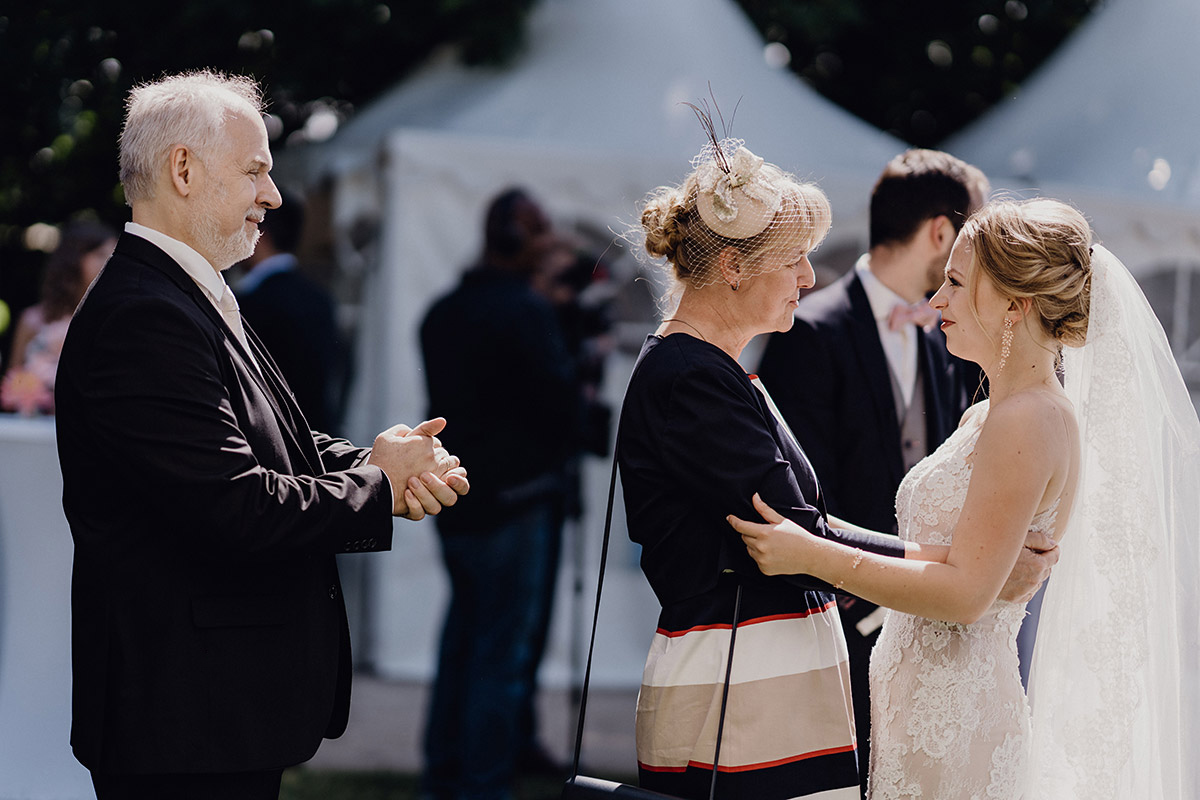 Gäste gratulieren der Braut herzlich nach der Trauung
