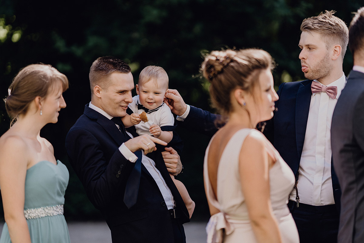 Ungestellte Hochzeitsreportage der Gäste im Gästehaus Blumenfisch Berlin