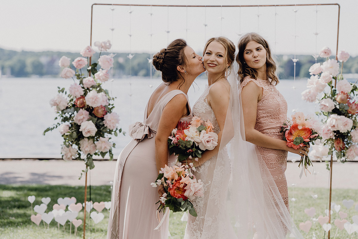 Braut mit Brautjungfern vor Boho Traubogen am Wannsee der Villa Blumenfisch Berlin