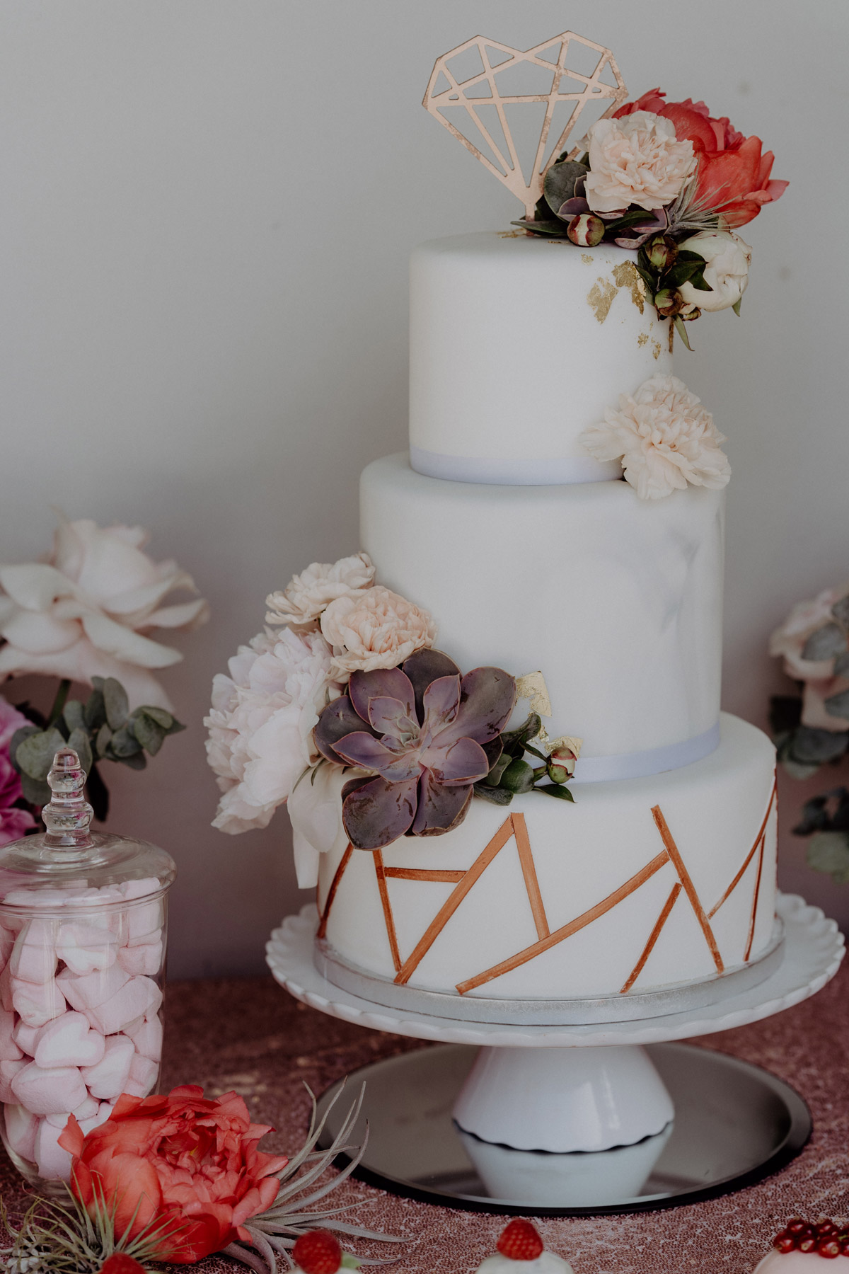 Dreistöckige Boho Hochzeitstorte mit echten Blumen und Sukkulenten-Deko