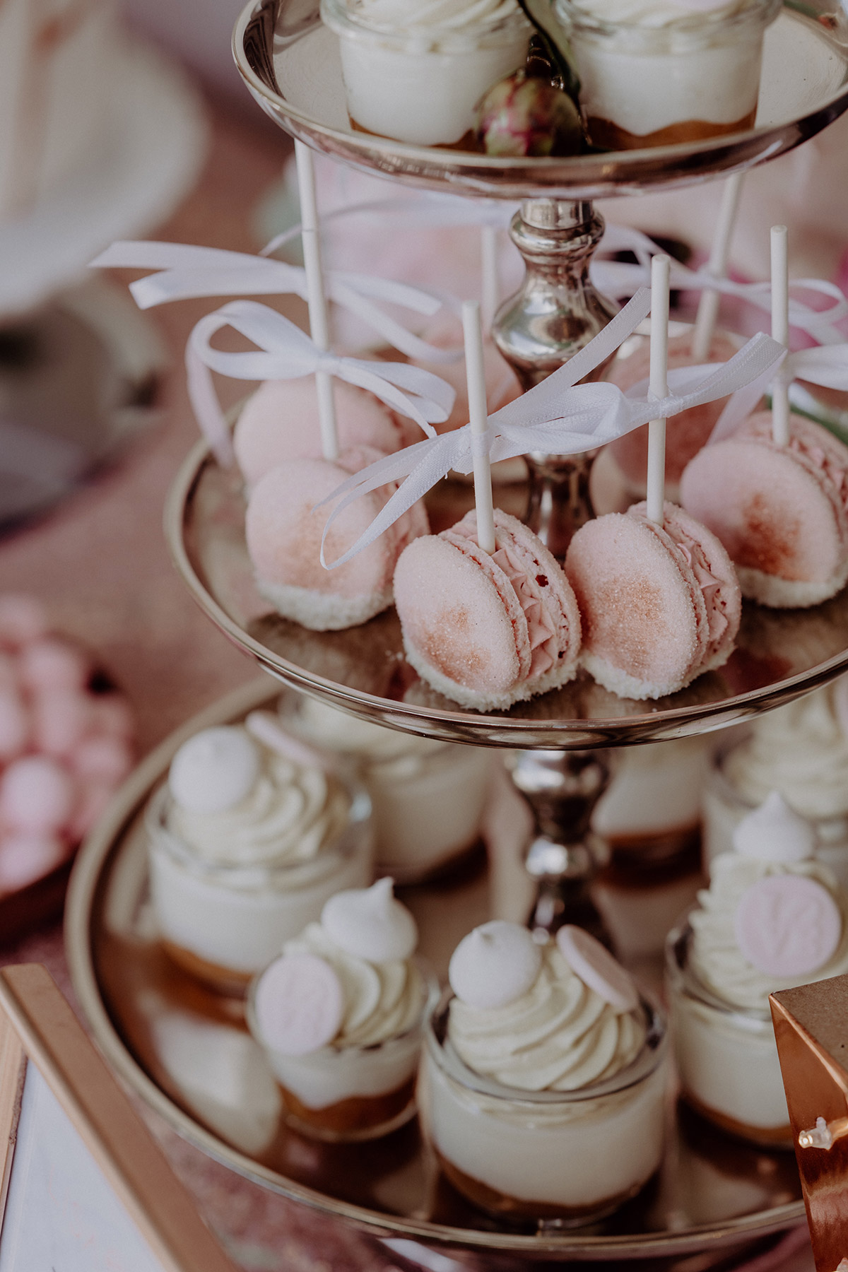 Hochzeit Candy Bar Idee: Rosa Macaron Pops passend zum Farbkonzept
