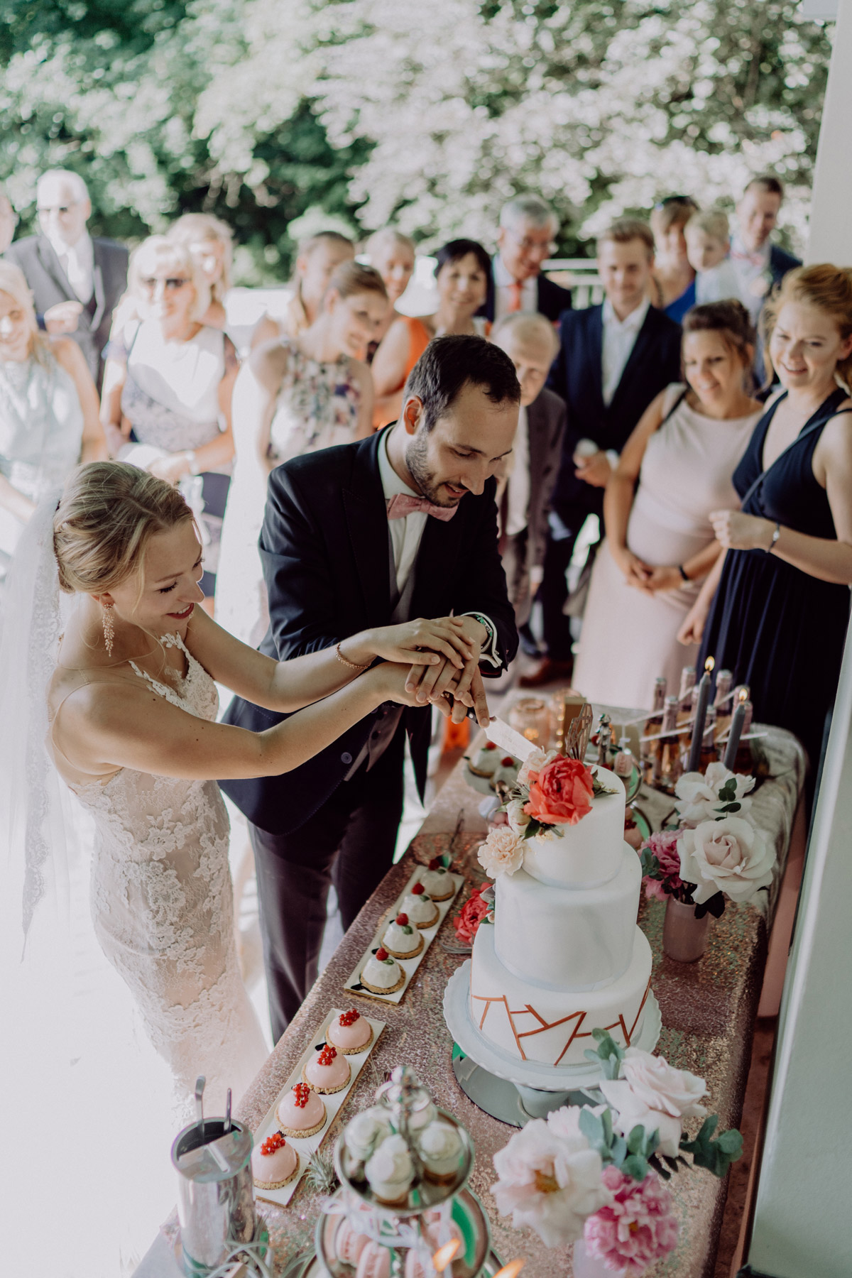 Feierliches Anschneiden der Hochzeitstorte bei der Boho Hochzeit in Berlin