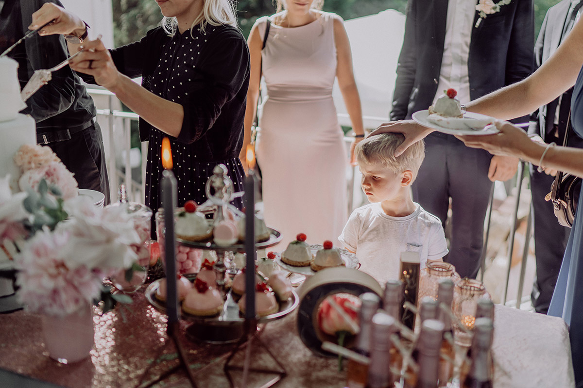 Hochzeitsreportage: Gäste am Kuchenbuffet in der Villa Blumenfisch Berlin