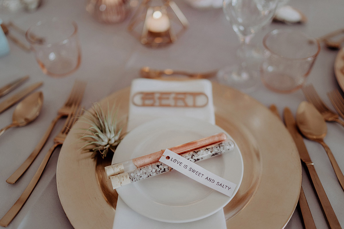 Hochzeit Gastgeschenk: Salz und Zucker in Reagenzgläsern auf Kupfer-Tischdekoration