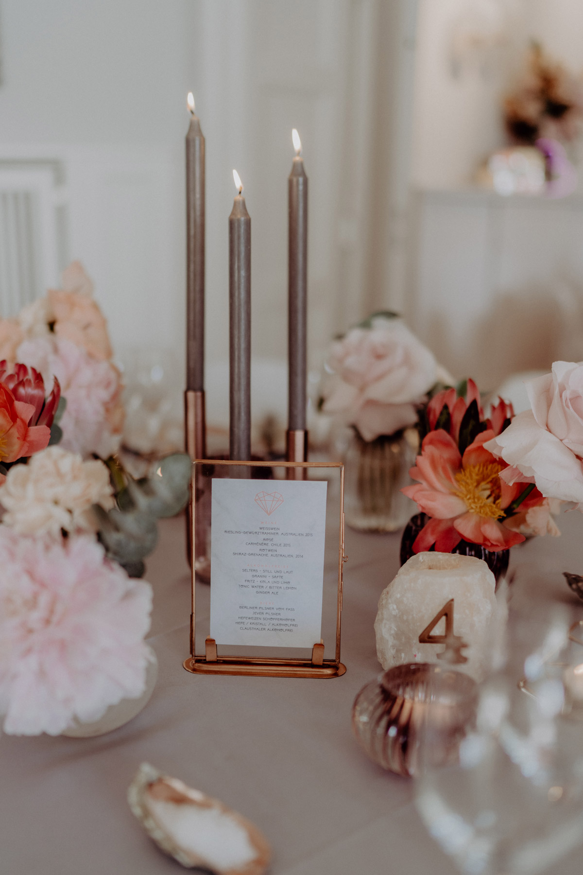 Detailaufnahme: Gedeckter Boho Hochzeitstisch