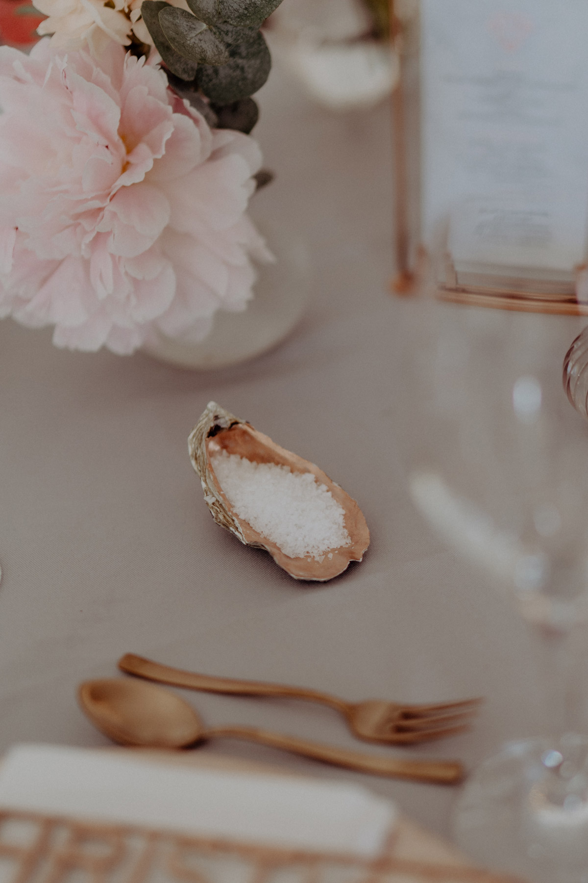 Hochzeitstisch Deko Idee: Salz in Muschel für maritimes Flair