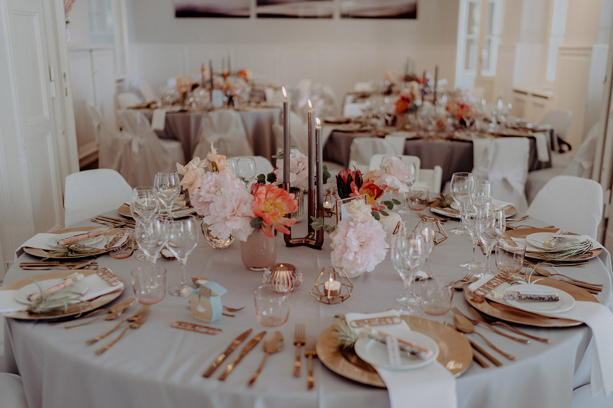Elegant eingedeckter Boho Hochzeitstisch im Gästehaus Blumenfisch Berlin