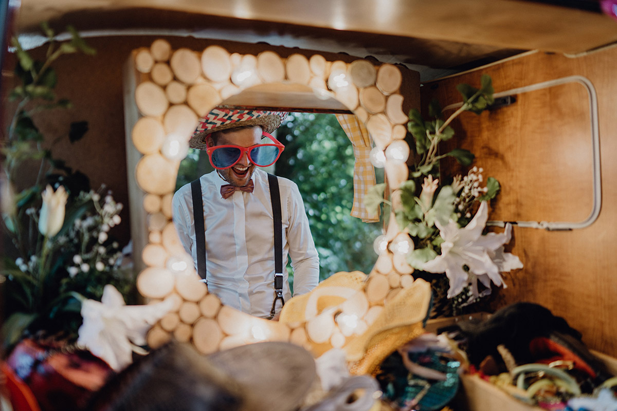 Spaß auf der Party: Gäste verkleiden sich für Photobooth