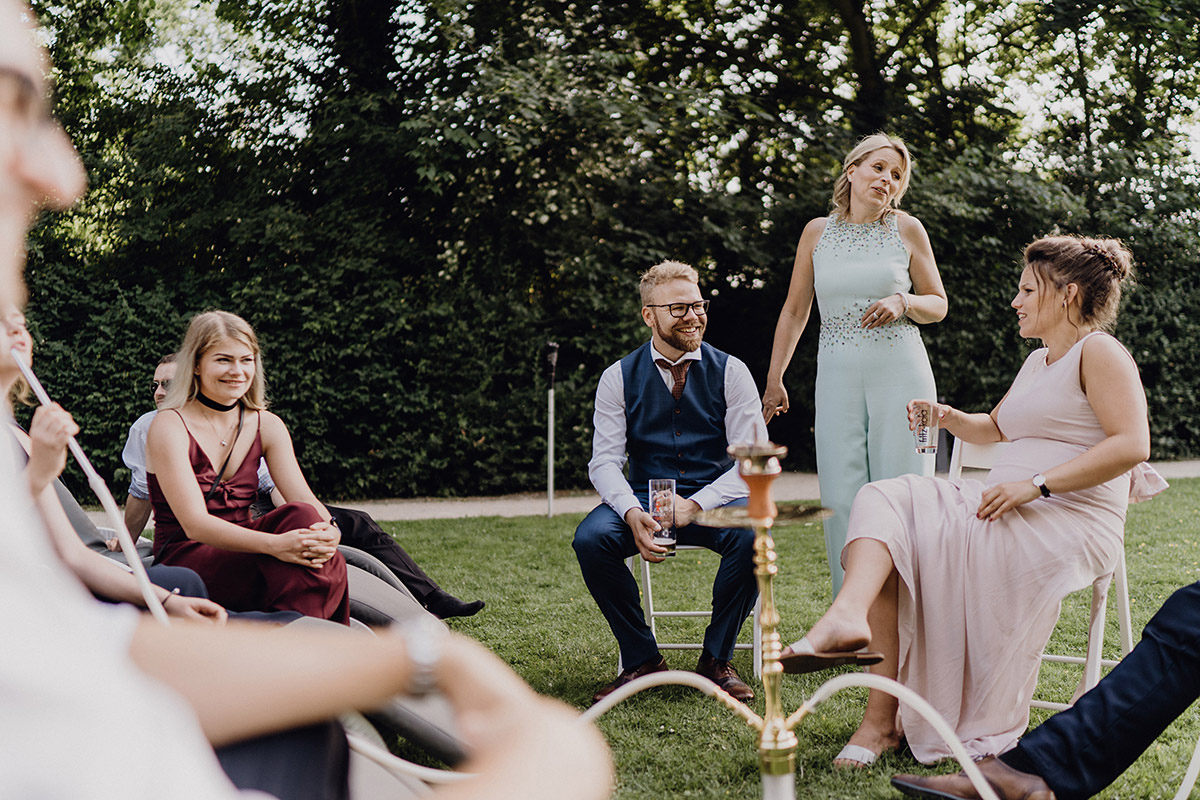 Entspannte Hochzeitsfeier im Garten der Villa Blumenfisch mit Shishas für die Gäste
