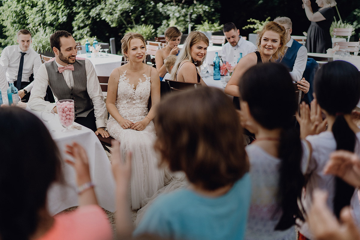 Terrasse Gästehaus Blumenfisch: Hochzeitspaar und Gäste genießen den Abend