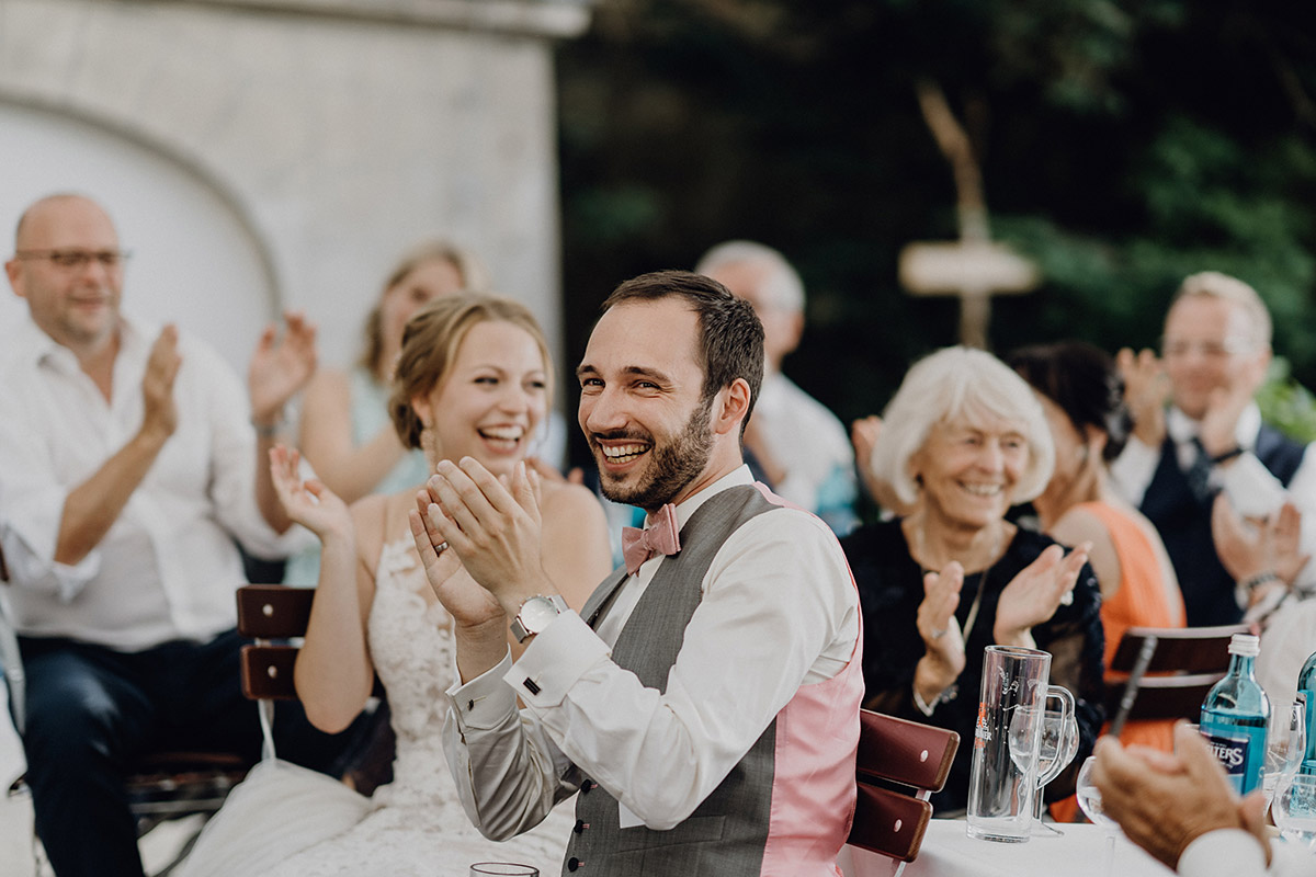 Ausgelassene Stimmung: Brautpaar auf Terrasse der Villa Blumenfisch klatscht