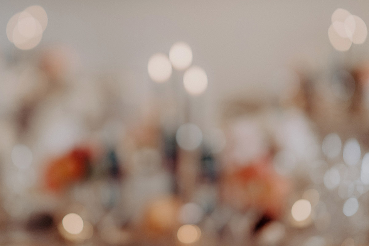 Stimmungsaufnahme: Abendliche Feier bei warmem Kerzenschein