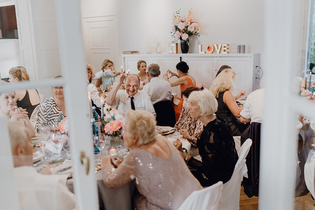 Raumübersicht: Gästehaus Blumenfisch Berlin gefüllt mit feiernden Gästen