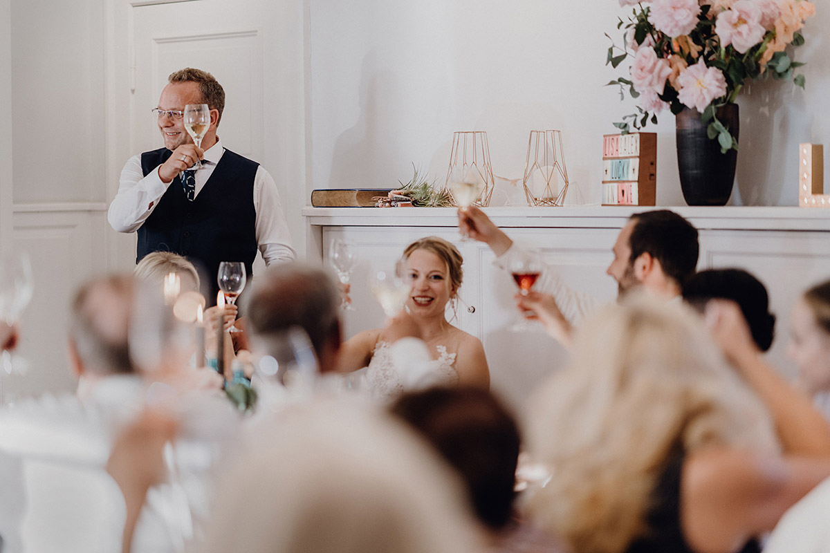 Hochzeitsvideograf Berlin hält fest: Brautvater hält Rede und Gäste erheben die Gläser (O-Ton Aufnahme)
