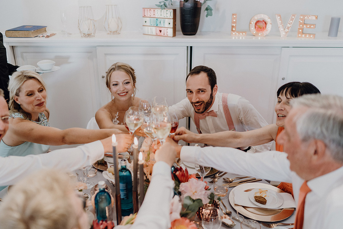 Gemeinsames Anstoßen zum Hochzeitsdinner der Boho Hochzeit