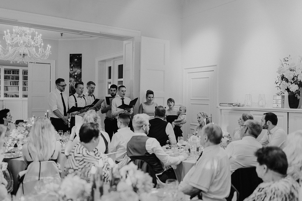 Singende Hochzeitsgäste im Festsaal der Villa Blumenfisch – emotionaler O-Ton Moment für den Hochzeitsvideograf Berlin